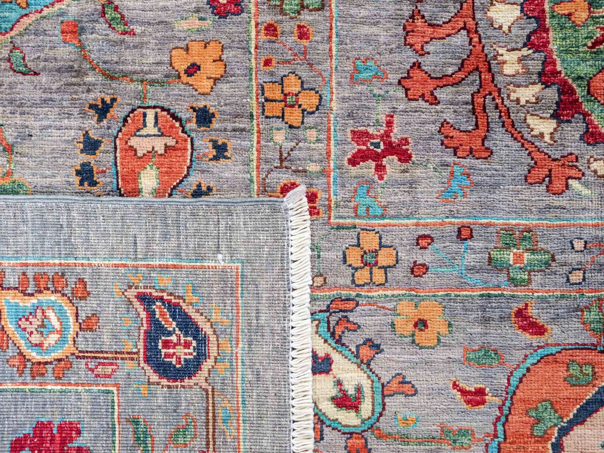 Handgeknüpfter, afghanischer, moderner Design Ziegler Orientteppich aus Wolle von Khademi. Größe: 304 x 213 cm. Farbe: Grau. Verkauf durch JUPITER Intl.