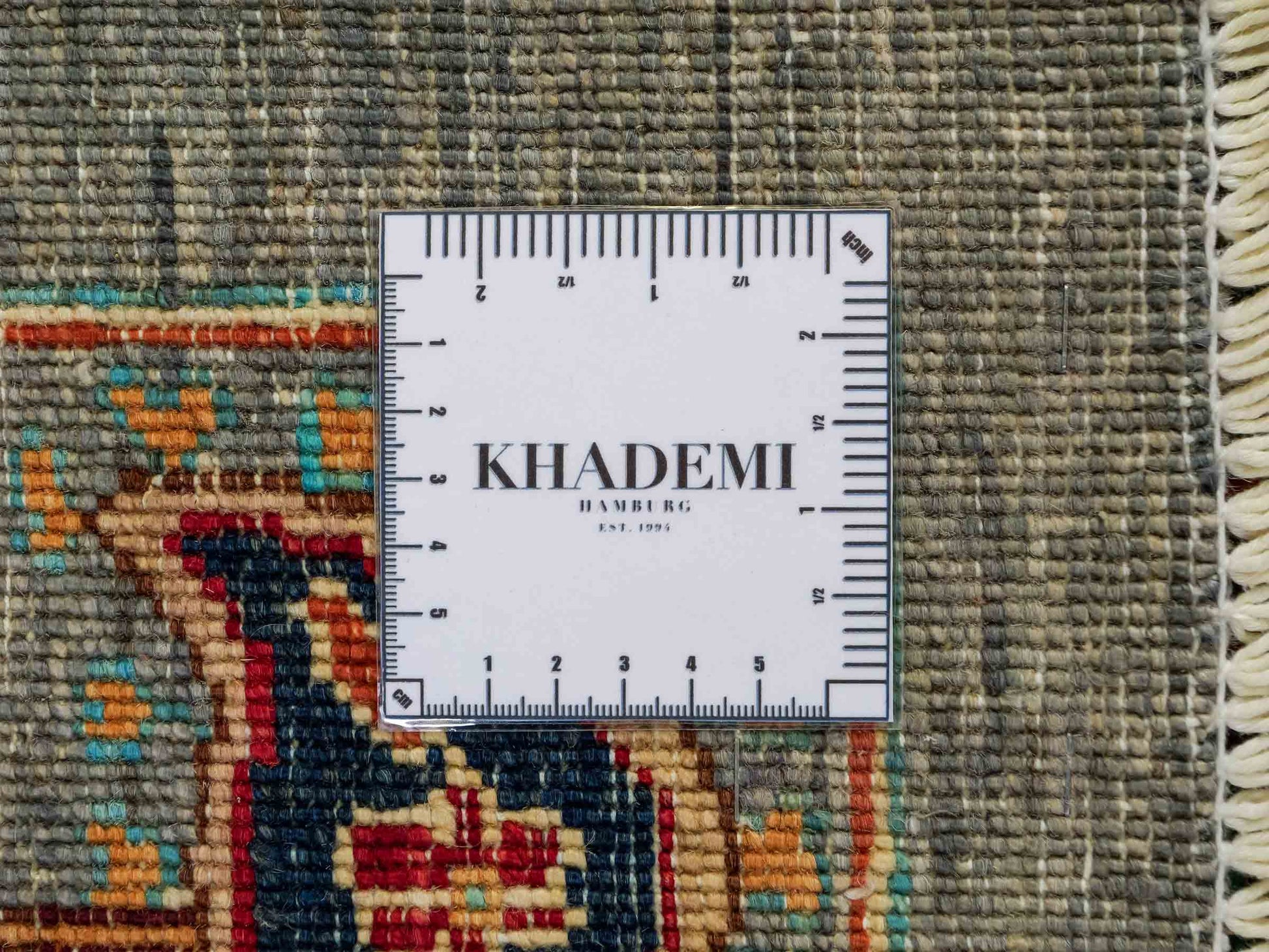 Handgeknüpfter, afghanischer, moderner Design Ziegler Orientteppich aus Wolle von Khademi. Größe: 304 x 213 cm. Farbe: Grau. Verkauf durch JUPITER Intl.