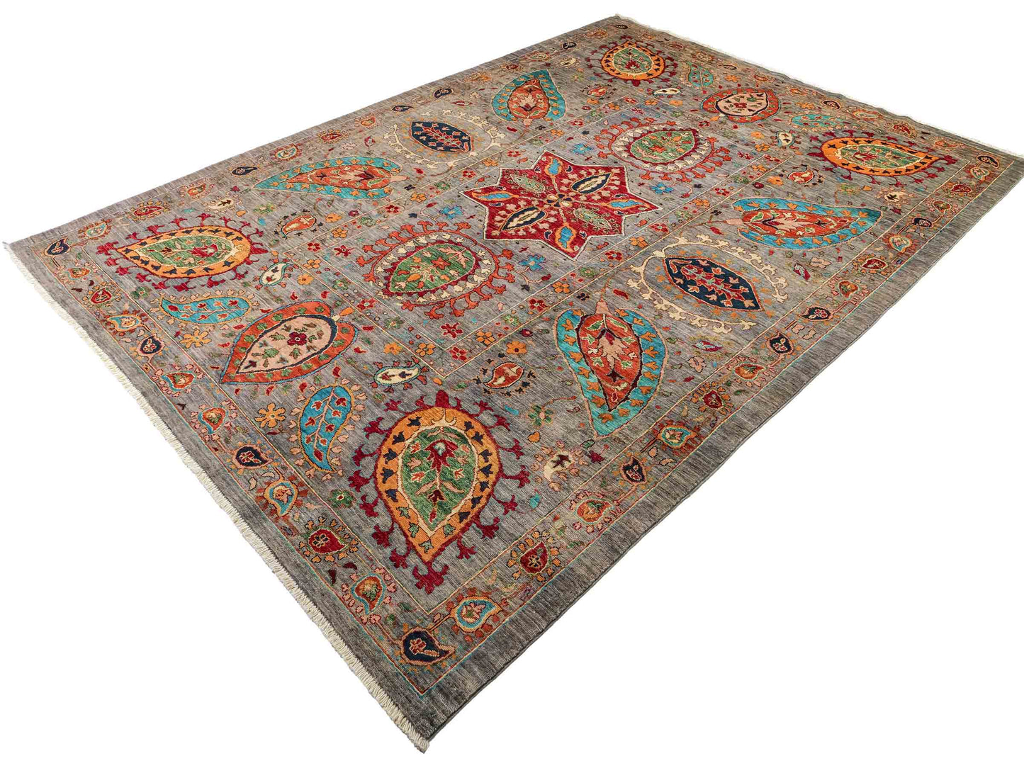Handgeknüpfter, afghanischer, moderner Design Ziegler Orientteppich aus Wolle von Khademi. Größe: 304 x 213 cm. Farbe: Grau. Verkauf durch JUPITER Intl.