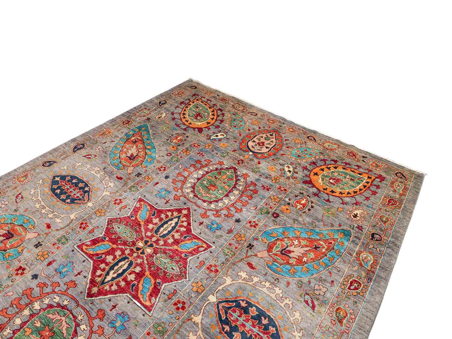 Handgeknüpfter, afghanischer, moderner Design Ziegler Orientteppich aus Wolle von Khademi. Größe: 304 x 213 cm. Farbe: Grau. Verkauf durch JUPITER Intl.
