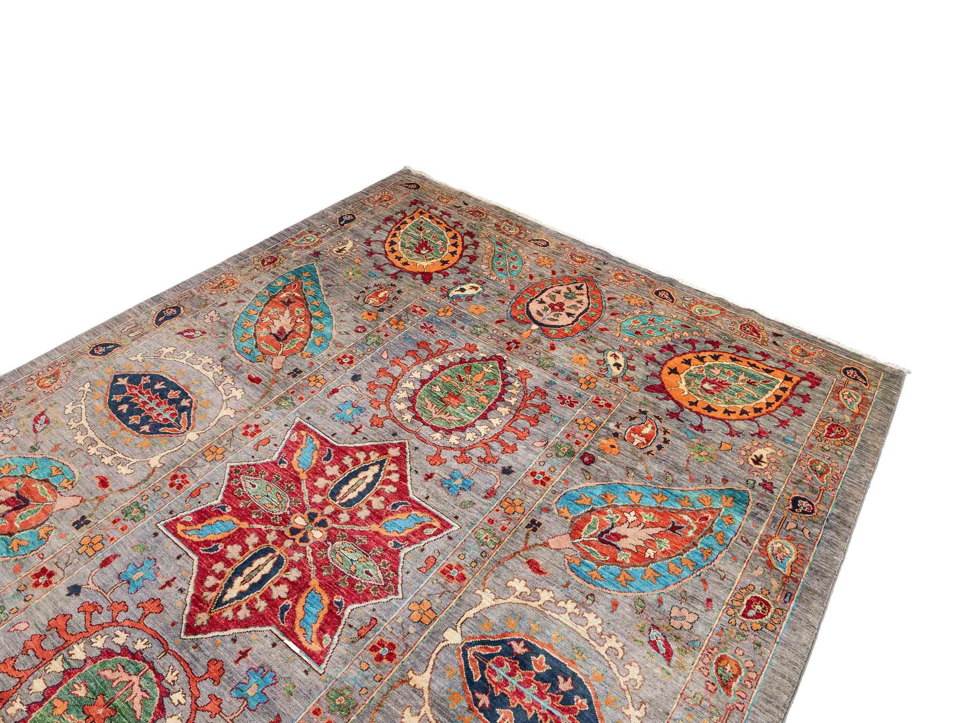 Handgeknüpfter, afghanischer, moderner Design Ziegler Orientteppich aus Wolle von Khademi. Größe: 304 x 213 cm. Farbe: Grau. Verkauf durch JUPITER Intl.