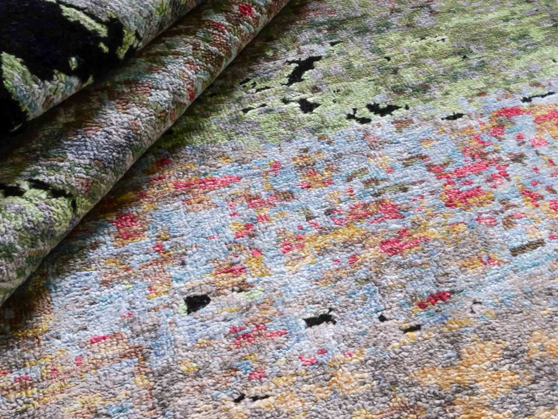 Handgeknüpfter Designer Orientteppich von Khademi aus Wolle mit Viskose, schwarz, mehrfarbig. Abstraktes Design. Von Hand geknüpft in Indien. Größe: 180x123cm. Teppichnummer: KB4-1628. Verkauf durch Jupiter Intl.