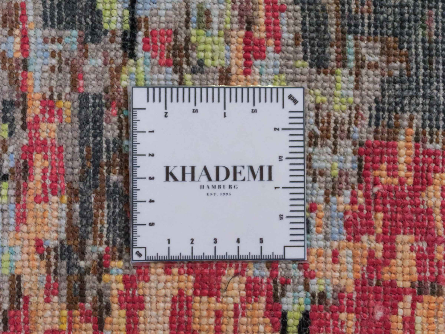 Handgeknüpfter Designer Orientteppich von Khademi aus Wolle mit Viskose, schwarz, mehrfarbig. Abstraktes Design. Von Hand geknüpft in Indien. Größe: 180x123cm. Teppichnummer: KB4-1628. Verkauf durch Jupiter Intl.