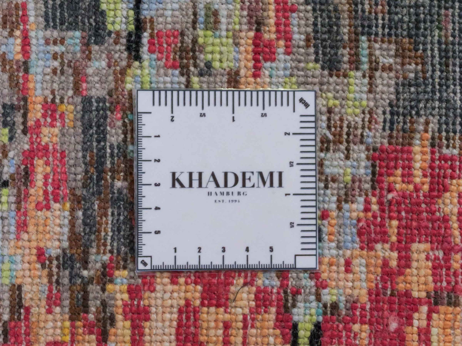 Handgeknüpfter Designer Orientteppich von Khademi aus Wolle mit Viskose, schwarz, mehrfarbig. Abstraktes Design. Von Hand geknüpft in Indien. Größe: 180x123cm. Teppichnummer: KB4-1628. Verkauf durch Jupiter Intl.