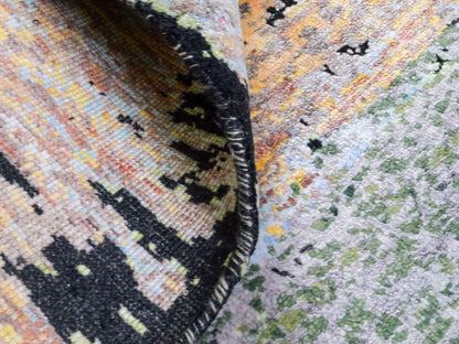 Handgeknüpfter Designer Orientteppich von Khademi aus Wolle mit Viskose, schwarz, mehrfarbig. Abstraktes Design. Von Hand geknüpft in Indien. Größe: 203x151cm. Teppichnummer: KB4-1623. Verkauf durch Jupiter Intl.