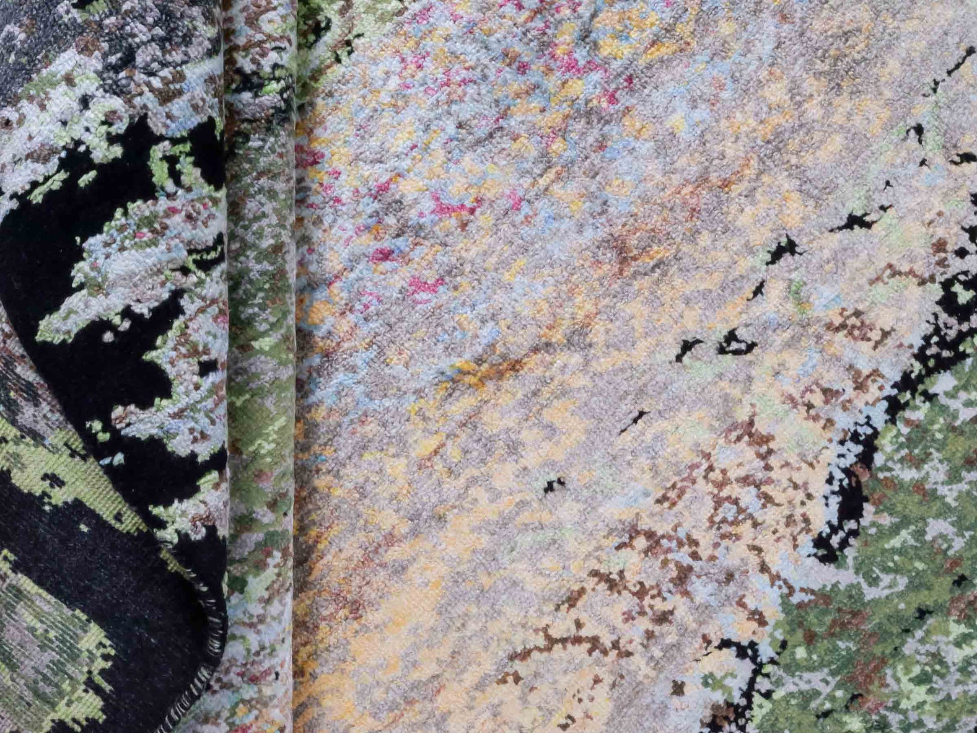 Handgeknüpfter Designer Orientteppich von Khademi aus Wolle mit Viskose, schwarz, mehrfarbig. Abstraktes Design. Von Hand geknüpft in Indien. Größe: 203x151cm. Teppichnummer: KB4-1623. Verkauf durch Jupiter Intl.