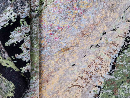 Handgeknüpfter Designer Orientteppich von Khademi aus Wolle mit Viskose, schwarz, mehrfarbig. Abstraktes Design. Von Hand geknüpft in Indien. Größe: 203x151cm. Teppichnummer: KB4-1623. Verkauf durch Jupiter Intl.