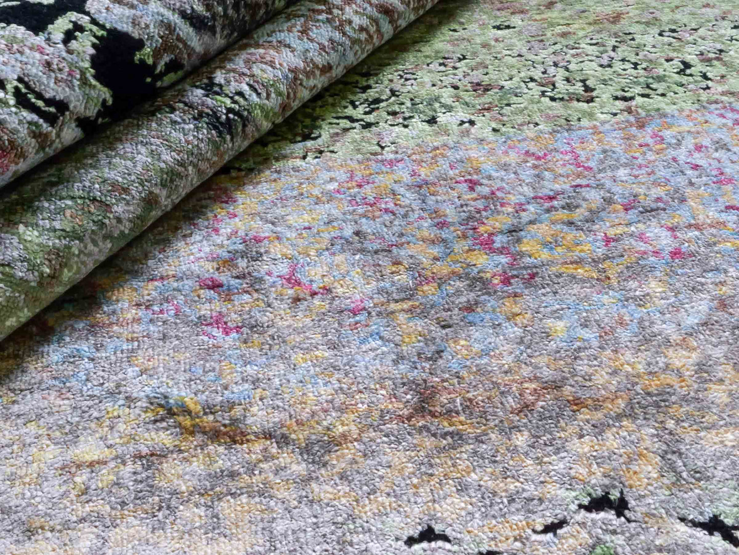 Handgeknüpfter Designer Orientteppich von Khademi aus Wolle mit Viskose, schwarz, mehrfarbig. Abstraktes Design. Von Hand geknüpft in Indien. Größe: 203x151cm. Teppichnummer: KB4-1623. Verkauf durch Jupiter Intl.