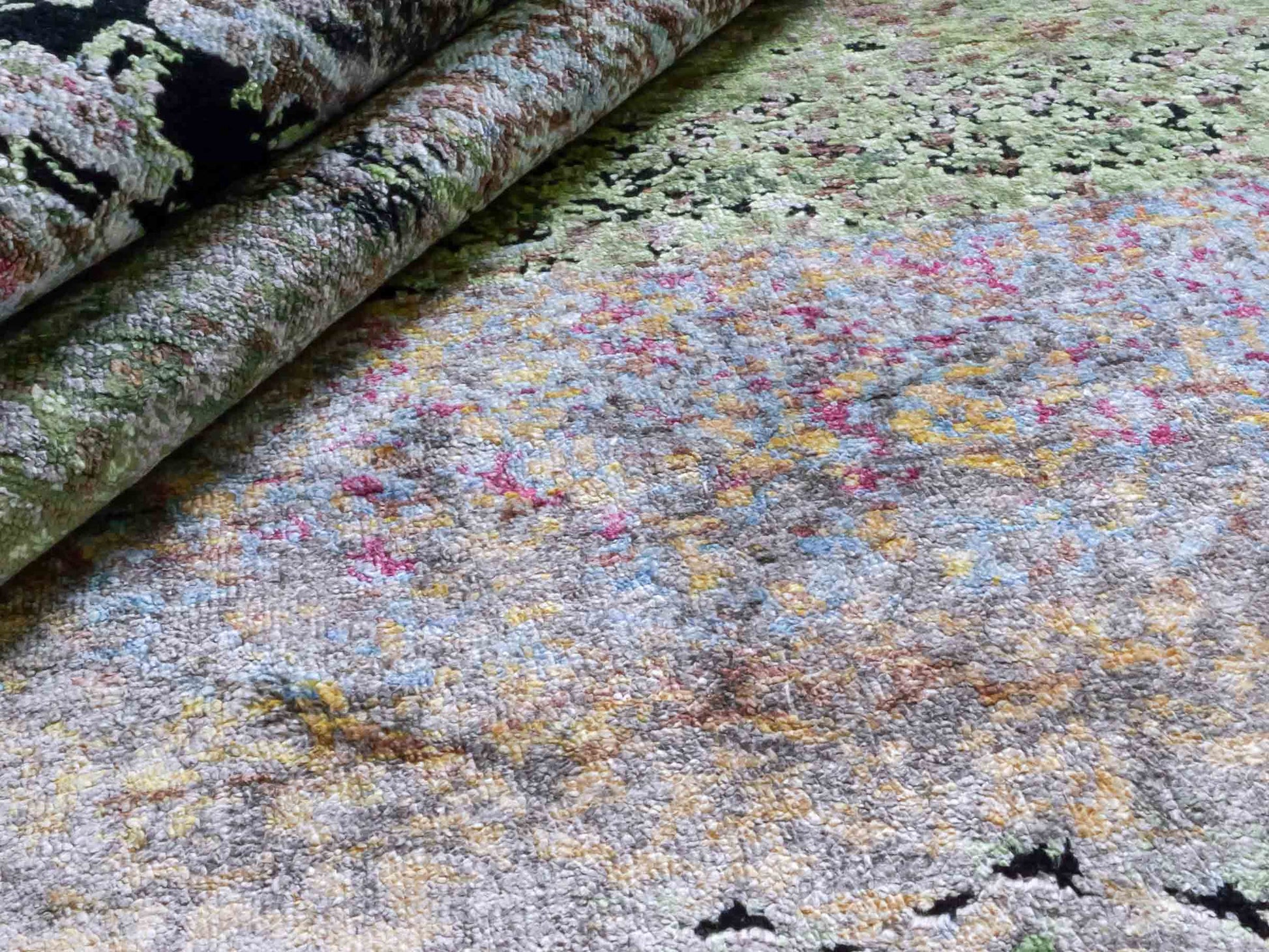 Handgeknüpfter Designer Orientteppich von Khademi aus Wolle mit Viskose, schwarz, mehrfarbig. Abstraktes Design. Von Hand geknüpft in Indien. Größe: 203x151cm. Teppichnummer: KB4-1623. Verkauf durch Jupiter Intl.