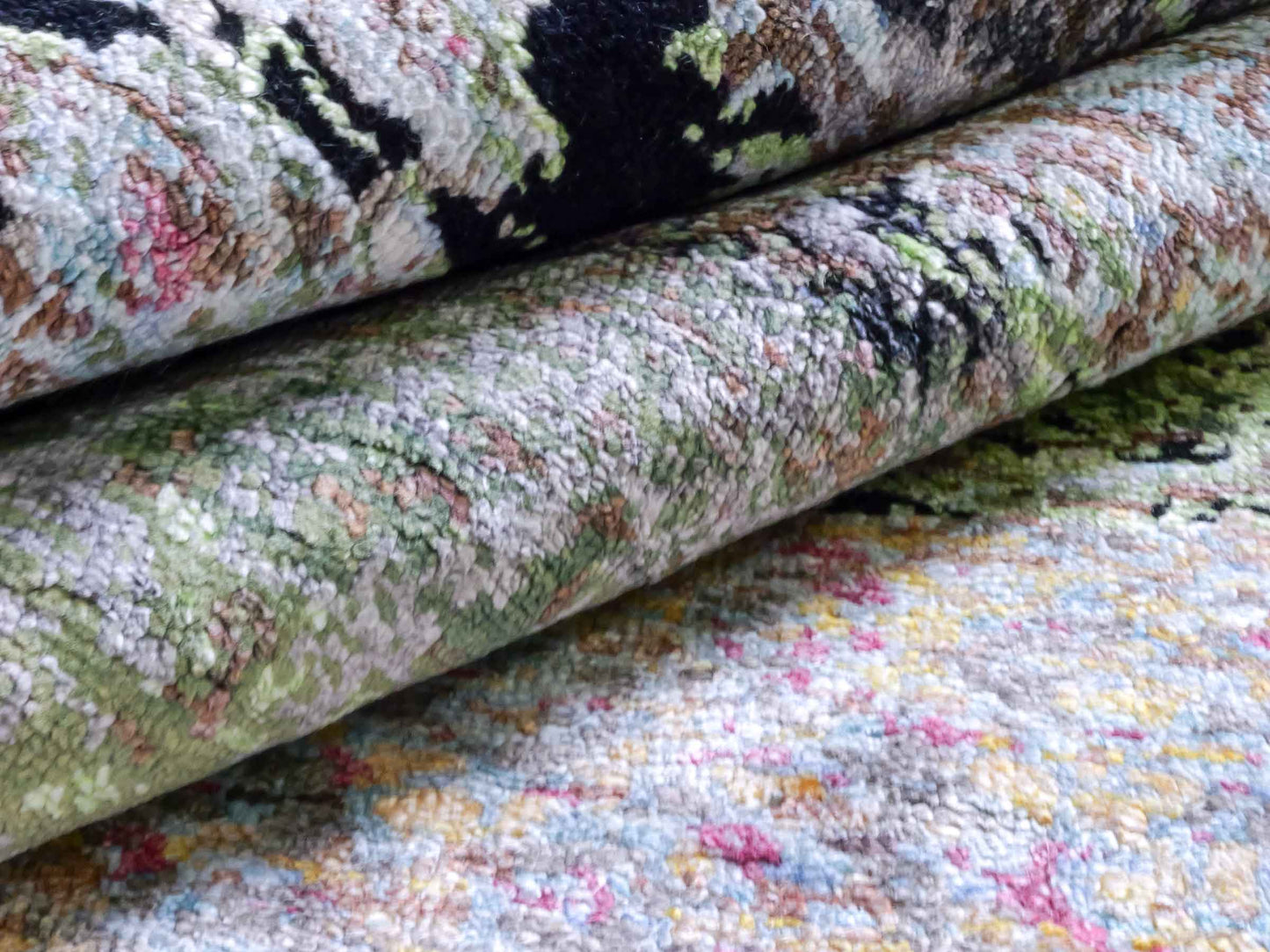 Handgeknüpfter Designer Orientteppich von Khademi aus Wolle mit Viskose, schwarz, mehrfarbig. Abstraktes Design. Von Hand geknüpft in Indien. Größe: 203x151cm. Teppichnummer: KB4-1623. Verkauf durch Jupiter Intl.