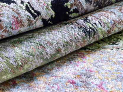 Handgeknüpfter Designer Orientteppich von Khademi aus Wolle mit Viskose, schwarz, mehrfarbig. Abstraktes Design. Von Hand geknüpft in Indien. Größe: 203x151cm. Teppichnummer: KB4-1623. Verkauf durch Jupiter Intl.