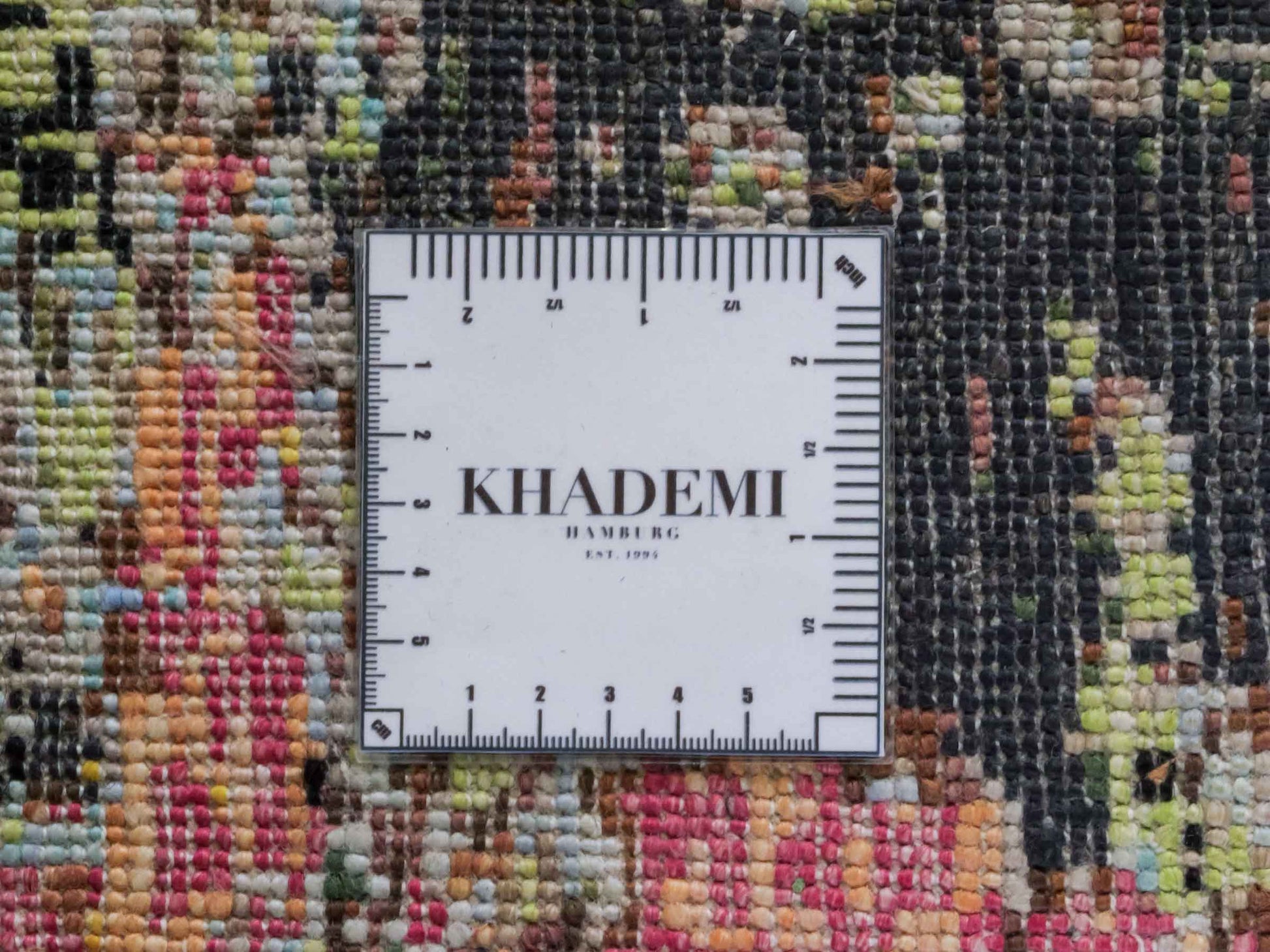 Handgeknüpfter Designer Orientteppich von Khademi aus Wolle mit Viskose, schwarz, mehrfarbig. Abstraktes Design. Von Hand geknüpft in Indien. Größe: 203x151cm. Teppichnummer: KB4-1623. Verkauf durch Jupiter Intl.