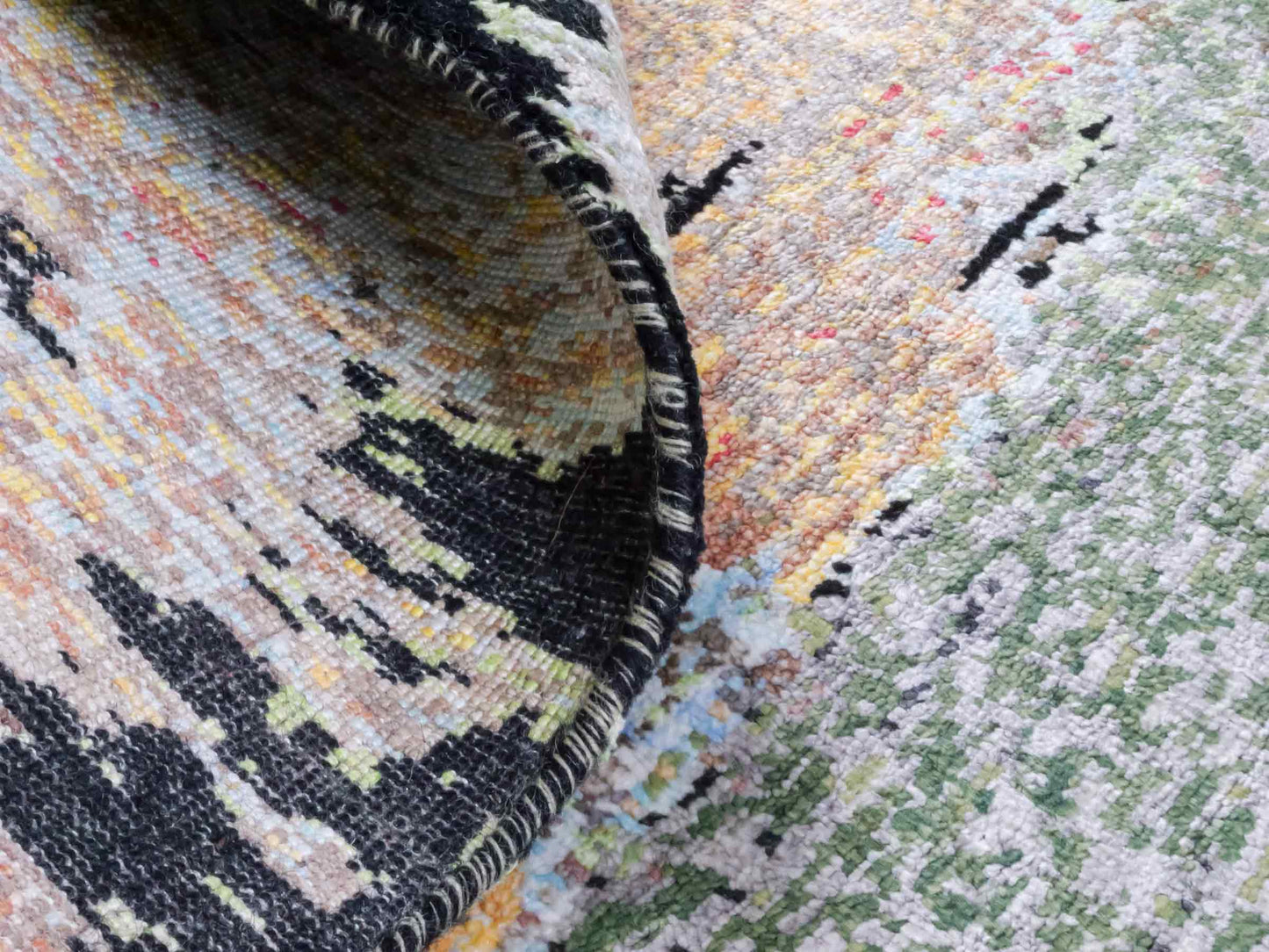 Handgeknüpfter Designer Orientteppich von Khademi aus Wolle mit Viskose, schwarz, mehrfarbig. Abstraktes Design. Von Hand geknüpft in Indien. Größe: 204x150cm. Teppichnummer: KB4-1624. Verkauf durch Jupiter Intl.