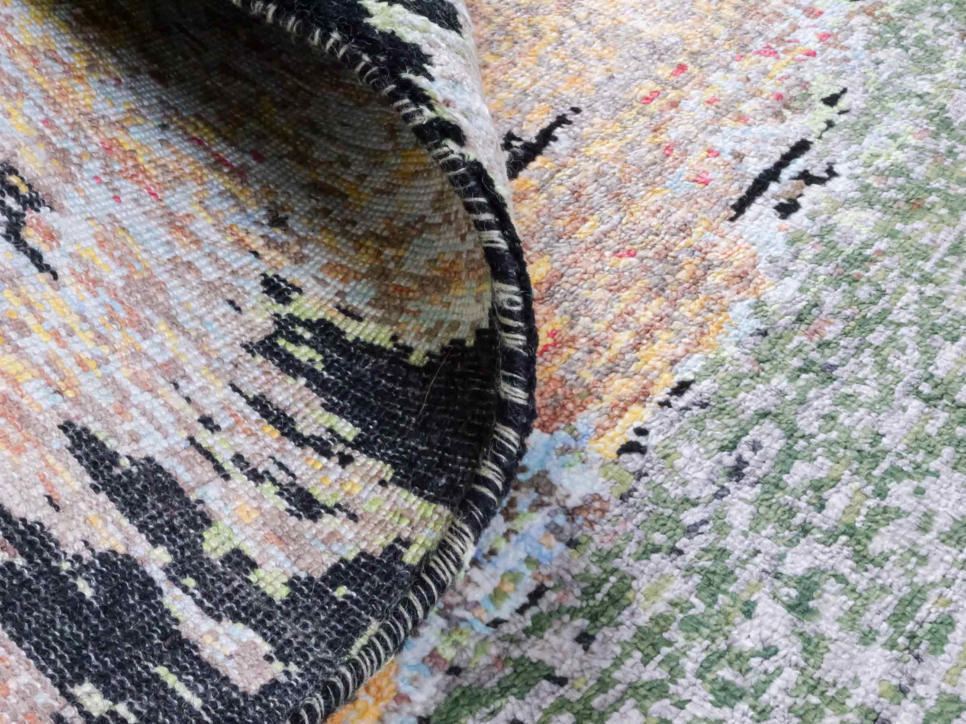 Handgeknüpfter Designer Orientteppich von Khademi aus Wolle mit Viskose, schwarz, mehrfarbig. Abstraktes Design. Von Hand geknüpft in Indien. Größe: 204x150cm. Teppichnummer: KB4-1624. Verkauf durch Jupiter Intl.