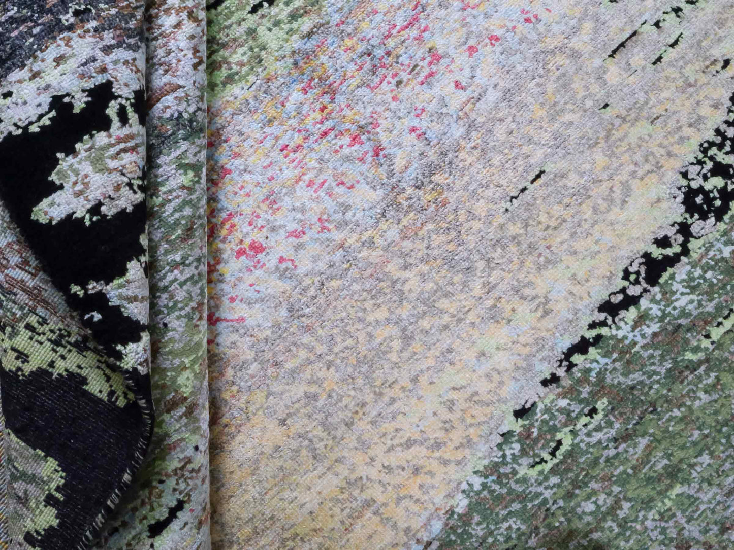 Handgeknüpfter Designer Orientteppich von Khademi aus Wolle mit Viskose, schwarz, mehrfarbig. Abstraktes Design. Von Hand geknüpft in Indien. Größe: 204x150cm. Teppichnummer: KB4-1624. Verkauf durch Jupiter Intl.