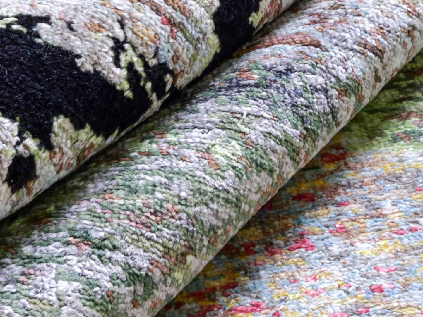 Handgeknüpfter Designer Orientteppich von Khademi aus Wolle mit Viskose, schwarz, mehrfarbig. Abstraktes Design. Von Hand geknüpft in Indien. Größe: 204x150cm. Teppichnummer: KB4-1624. Verkauf durch Jupiter Intl.