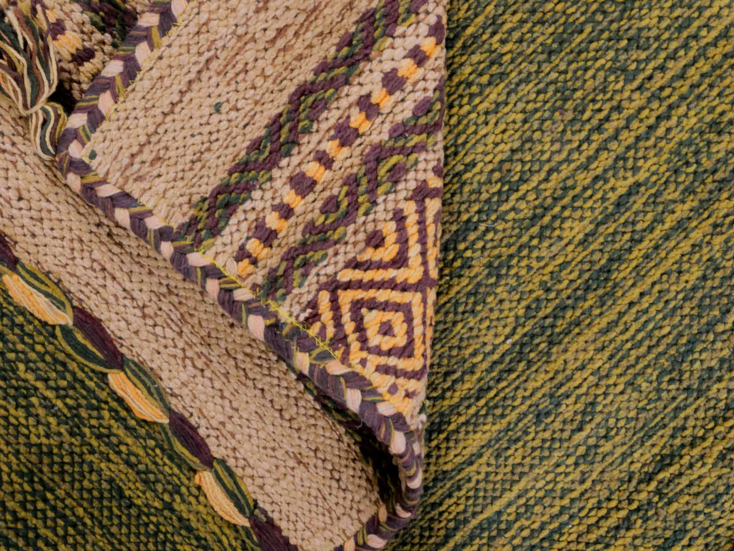 Handgewebter, moderner Indo Kelim Orientteppich von Khademi aus Baumwolle, grün, mehrfarbig. Geometrisches Design. Von Hand gewebt in Indien. Größe: 110x70cm. Teppichnummer: KB4-1647. Verkauf durch Jupiter Intl.