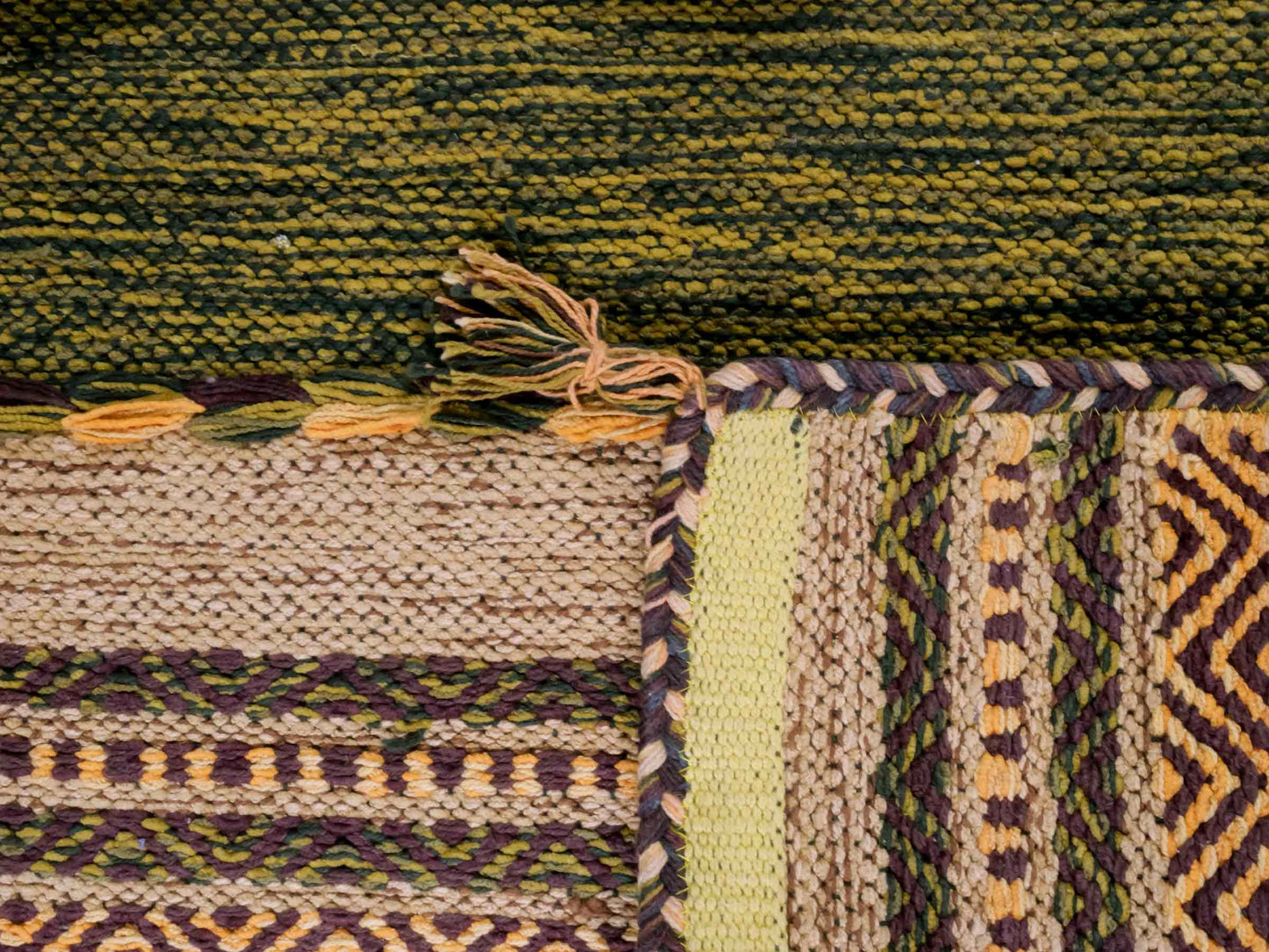 Handgewebter, moderner Indo Kelim Orientteppich von Khademi aus Baumwolle, grün, mehrfarbig. Geometrisches Design. Von Hand gewebt in Indien. Größe: 110x70cm. Teppichnummer: KB4-1647. Verkauf durch Jupiter Intl.