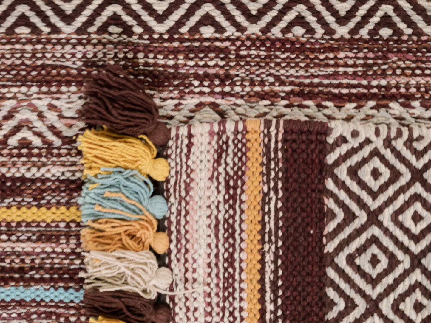 Handgewebter, moderner Indo Kelim Orientteppich von Khademi aus Baumwolle, dunkelrot, mehrfarbig. Geometrisches Design. Von Hand gewebt in Indien. Größe: 130x70cm. Teppichnummer: KB4-1643. Verkauf durch Jupiter Intl.