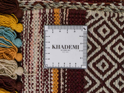 Handgewebter, moderner Indo Kelim Orientteppich von Khademi aus Baumwolle, dunkelrot, mehrfarbig. Geometrisches Design. Von Hand gewebt in Indien. Größe: 130x70cm. Teppichnummer: KB4-1643. Verkauf durch Jupiter Intl.