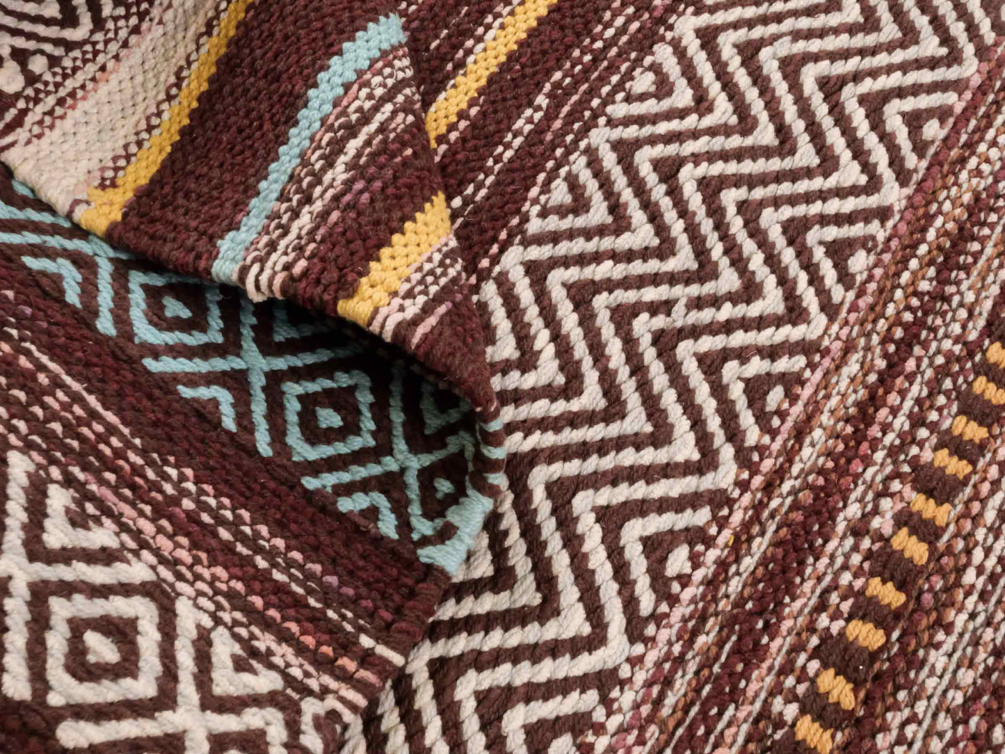 Handgewebter, moderner Indo Kelim Orientteppich von Khademi aus Baumwolle, dunkelrot, mehrfarbig. Geometrisches Design. Von Hand gewebt in Indien. Größe: 130x70cm. Teppichnummer: KB4-1643. Verkauf durch Jupiter Intl.