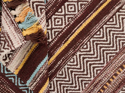 Handgewebter, moderner Indo Kelim Orientteppich von Khademi aus Baumwolle, dunkelrot, mehrfarbig. Geometrisches Design. Von Hand gewebt in Indien. Größe: 130x70cm. Teppichnummer: KB4-1643. Verkauf durch Jupiter Intl.