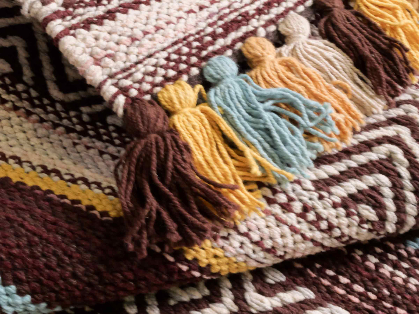 Handgewebter, moderner Indo Kelim Orientteppich von Khademi aus Baumwolle, dunkelrot, mehrfarbig. Geometrisches Design. Von Hand gewebt in Indien. Größe: 130x70cm. Teppichnummer: KB4-1643. Verkauf durch Jupiter Intl.