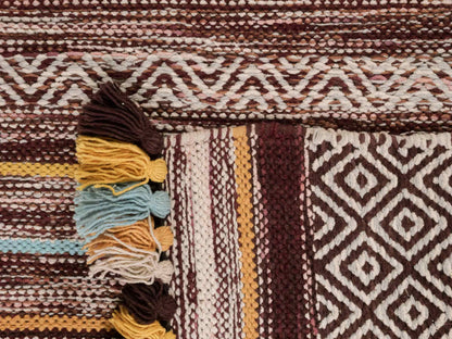 Handgewebter, moderner Indo Kelim Orientteppich von Khademi aus Baumwolle, dunkelrot, mehrfarbig. Geometrisches Design. Von Hand gewebt in Indien. Größe: 130x70cm. Teppichnummer: KB4-1644. Verkauf durch Jupiter Intl.