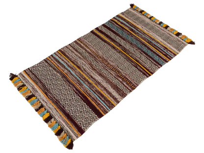 Handgewebter, moderner Indo Kelim Orientteppich von Khademi aus Baumwolle, dunkelrot, mehrfarbig. Geometrisches Design. Von Hand gewebt in Indien. Größe: 130x70cm. Teppichnummer: KB4-1644. Verkauf durch Jupiter Intl.