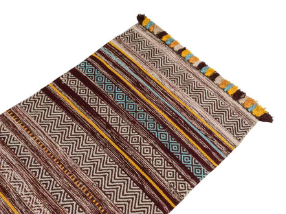 Handgewebter, moderner Indo Kelim Orientteppich von Khademi aus Baumwolle, dunkelrot, mehrfarbig. Geometrisches Design. Von Hand gewebt in Indien. Größe: 130x70cm. Teppichnummer: KB4-1644. Verkauf durch Jupiter Intl.