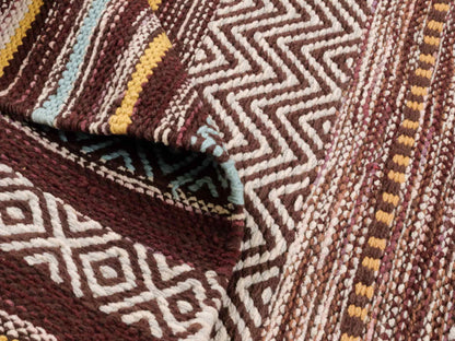 Handgewebter, moderner Indo Kelim Orientteppich von Khademi aus Baumwolle, dunkelrot, mehrfarbig. Geometrisches Design. Von Hand gewebt in Indien. Größe: 130x70cm. Teppichnummer: KB4-1644. Verkauf durch Jupiter Intl.