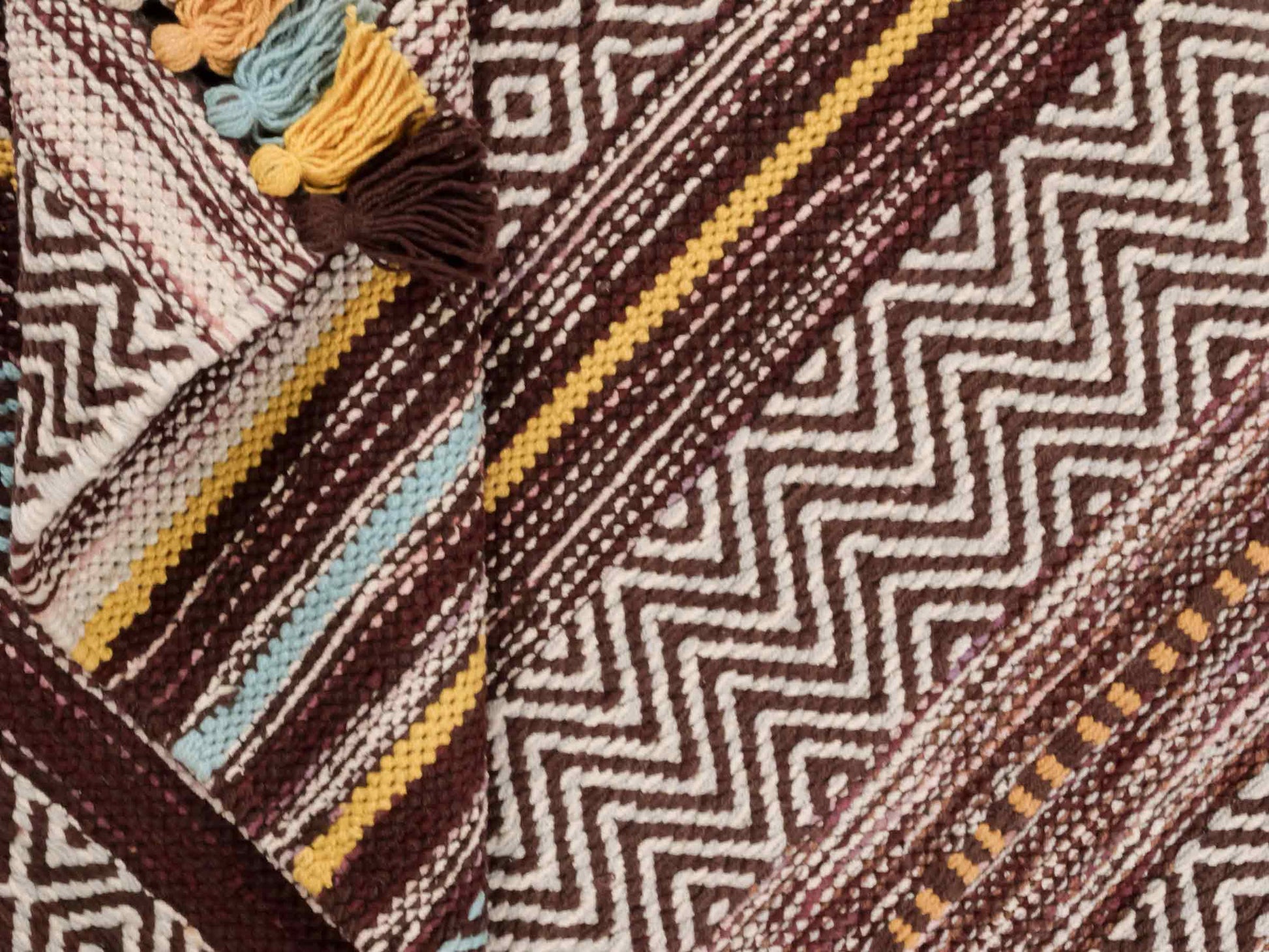 Handgewebter, moderner Indo Kelim Orientteppich von Khademi aus Baumwolle, dunkelrot, mehrfarbig. Geometrisches Design. Von Hand gewebt in Indien. Größe: 130x70cm. Teppichnummer: KB4-1644. Verkauf durch Jupiter Intl.