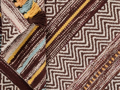 Handgewebter, moderner Indo Kelim Orientteppich von Khademi aus Baumwolle, dunkelrot, mehrfarbig. Geometrisches Design. Von Hand gewebt in Indien. Größe: 130x70cm. Teppichnummer: KB4-1644. Verkauf durch Jupiter Intl.