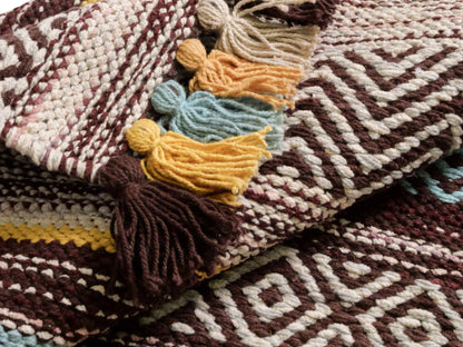 Handgewebter, moderner Indo Kelim Orientteppich von Khademi aus Baumwolle, dunkelrot, mehrfarbig. Geometrisches Design. Von Hand gewebt in Indien. Größe: 130x70cm. Teppichnummer: KB4-1644. Verkauf durch Jupiter Intl.