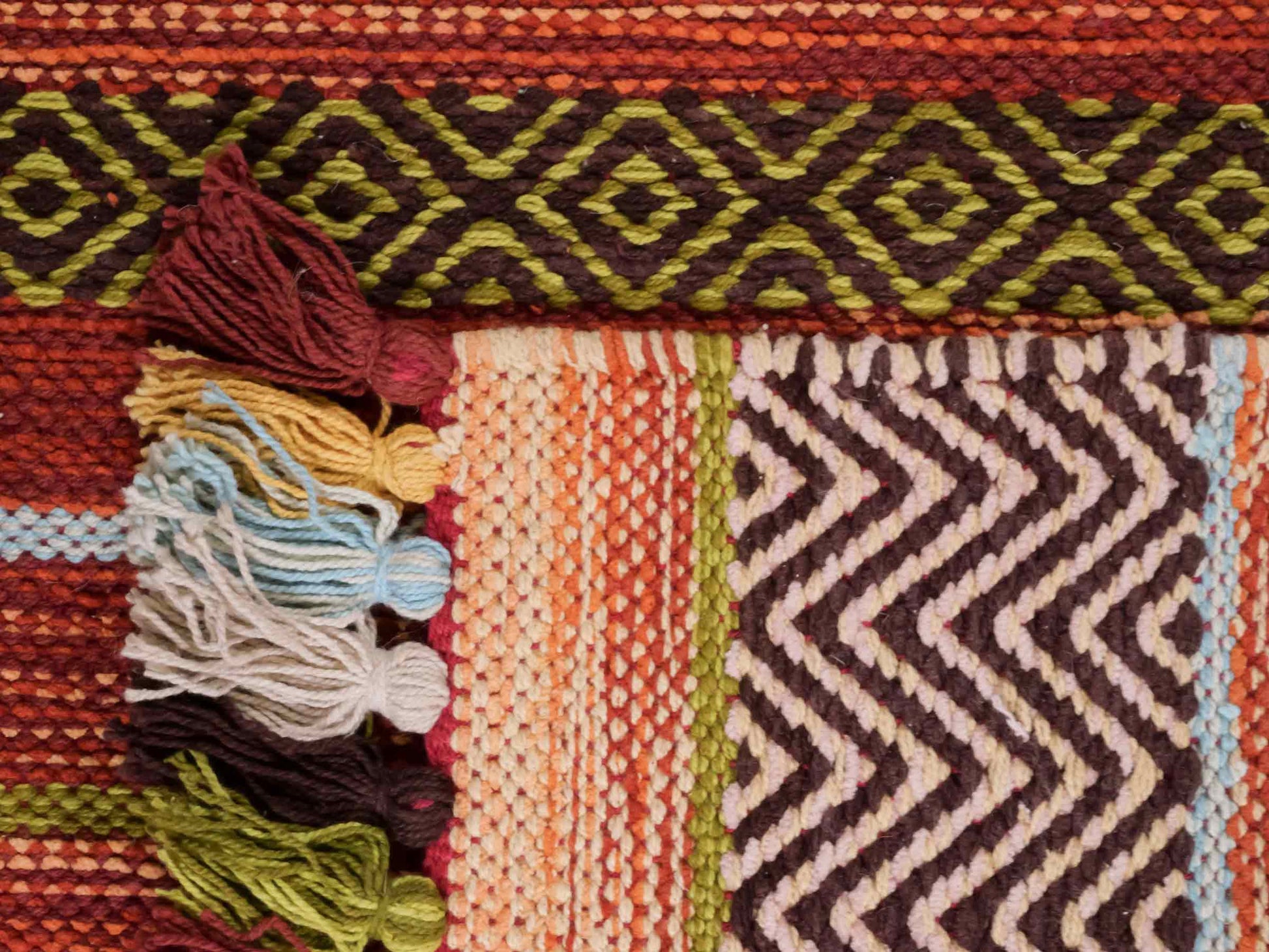 Handgewebter, moderner Indo Kelim Orientteppich von Khademi aus Baumwolle, rot, mehrfarbig. Geometrisches Design. Von Hand gewebt in Indien. Größe: 130x70cm. Teppichnummer: KB4-1645. Verkauf durch Jupiter Intl.