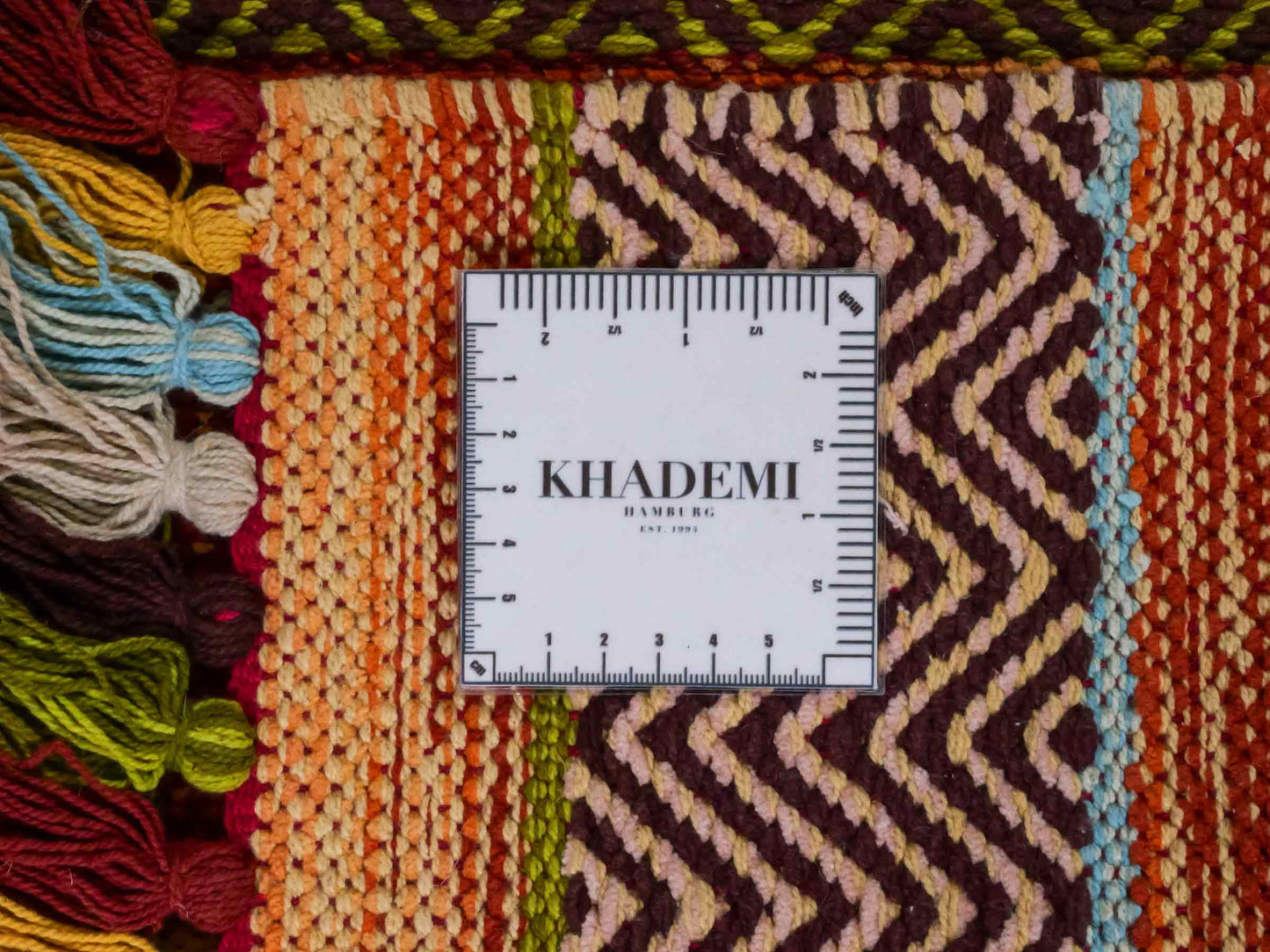 Handgewebter, moderner Indo Kelim Orientteppich von Khademi aus Baumwolle, rot, mehrfarbig. Geometrisches Design. Von Hand gewebt in Indien. Größe: 130x70cm. Teppichnummer: KB4-1645. Verkauf durch Jupiter Intl.