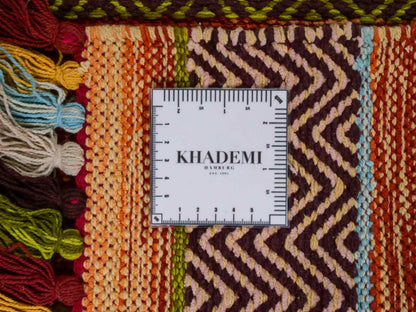 Handgewebter, moderner Indo Kelim Orientteppich von Khademi aus Baumwolle, rot, mehrfarbig. Geometrisches Design. Von Hand gewebt in Indien. Größe: 130x70cm. Teppichnummer: KB4-1645. Verkauf durch Jupiter Intl.