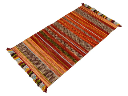 Handgewebter, moderner Indo Kelim Orientteppich von Khademi aus Baumwolle, rot, mehrfarbig. Geometrisches Design. Von Hand gewebt in Indien. Größe: 130x70cm. Teppichnummer: KB4-1645. Verkauf durch Jupiter Intl.