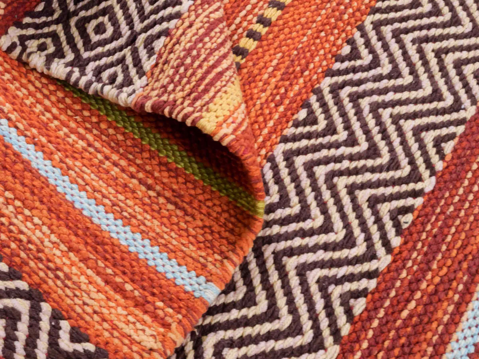 Handgewebter, moderner Indo Kelim Orientteppich von Khademi aus Baumwolle, rot, mehrfarbig. Geometrisches Design. Von Hand gewebt in Indien. Größe: 130x70cm. Teppichnummer: KB4-1645. Verkauf durch Jupiter Intl.