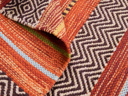 Handgewebter, moderner Indo Kelim Orientteppich von Khademi aus Baumwolle, rot, mehrfarbig. Geometrisches Design. Von Hand gewebt in Indien. Größe: 130x70cm. Teppichnummer: KB4-1645. Verkauf durch Jupiter Intl.