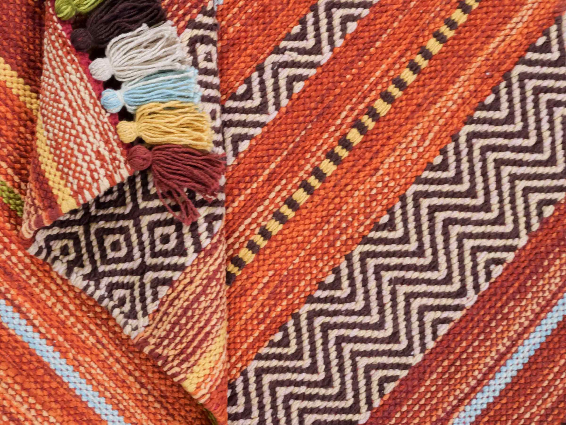 Handgewebter, moderner Indo Kelim Orientteppich von Khademi aus Baumwolle, rot, mehrfarbig. Geometrisches Design. Von Hand gewebt in Indien. Größe: 130x70cm. Teppichnummer: KB4-1645. Verkauf durch Jupiter Intl.