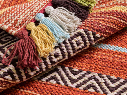 Handgewebter, moderner Indo Kelim Orientteppich von Khademi aus Baumwolle, rot, mehrfarbig. Geometrisches Design. Von Hand gewebt in Indien. Größe: 130x70cm. Teppichnummer: KB4-1645. Verkauf durch Jupiter Intl.