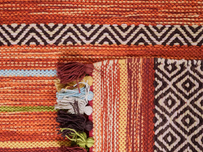 Handgewebter, moderner Indo Kelim Orientteppich von Khademi aus Baumwolle, rot, mehrfarbig. Geometrisches Design. Von Hand gewebt in Indien. Größe: 130x70cm. Teppichnummer: KB4-1646. Verkauf durch Jupiter Intl.