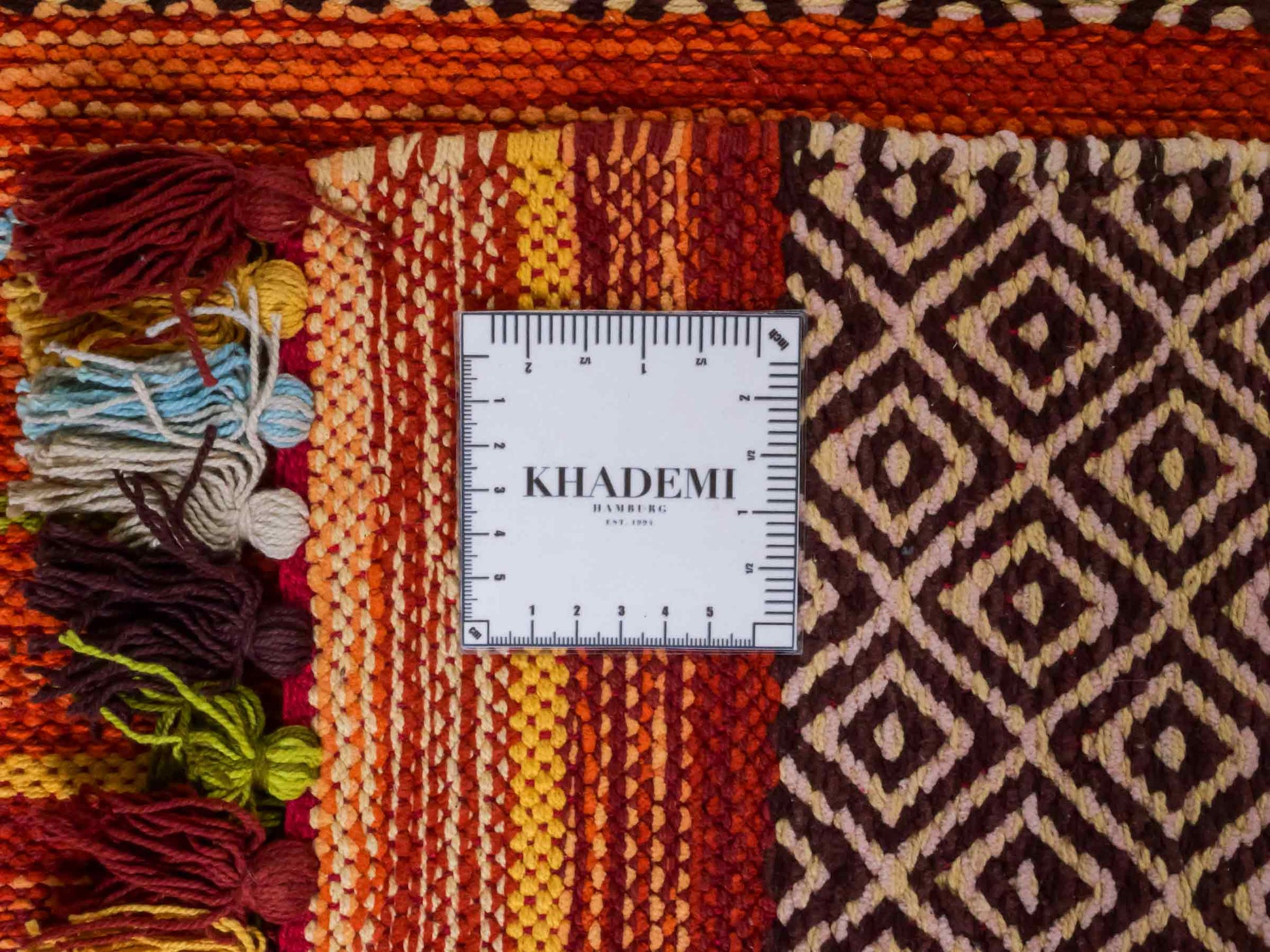 Handgewebter, moderner Indo Kelim Orientteppich von Khademi aus Baumwolle, rot, mehrfarbig. Geometrisches Design. Von Hand gewebt in Indien. Größe: 130x70cm. Teppichnummer: KB4-1646. Verkauf durch Jupiter Intl.