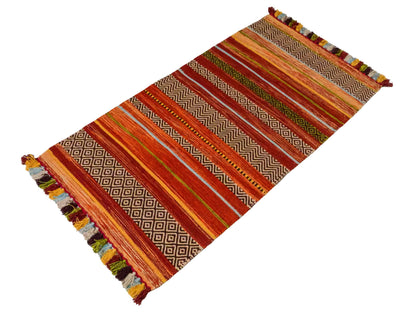 Handgewebter, moderner Indo Kelim Orientteppich von Khademi aus Baumwolle, rot, mehrfarbig. Geometrisches Design. Von Hand gewebt in Indien. Größe: 130x70cm. Teppichnummer: KB4-1646. Verkauf durch Jupiter Intl.