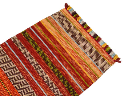 Handgewebter, moderner Indo Kelim Orientteppich von Khademi aus Baumwolle, rot, mehrfarbig. Geometrisches Design. Von Hand gewebt in Indien. Größe: 130x70cm. Teppichnummer: KB4-1646. Verkauf durch Jupiter Intl.