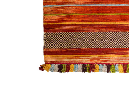 Handgewebter, moderner Indo Kelim Orientteppich von Khademi aus Baumwolle, rot, mehrfarbig. Geometrisches Design. Von Hand gewebt in Indien. Größe: 130x70cm. Teppichnummer: KB4-1646. Verkauf durch Jupiter Intl.