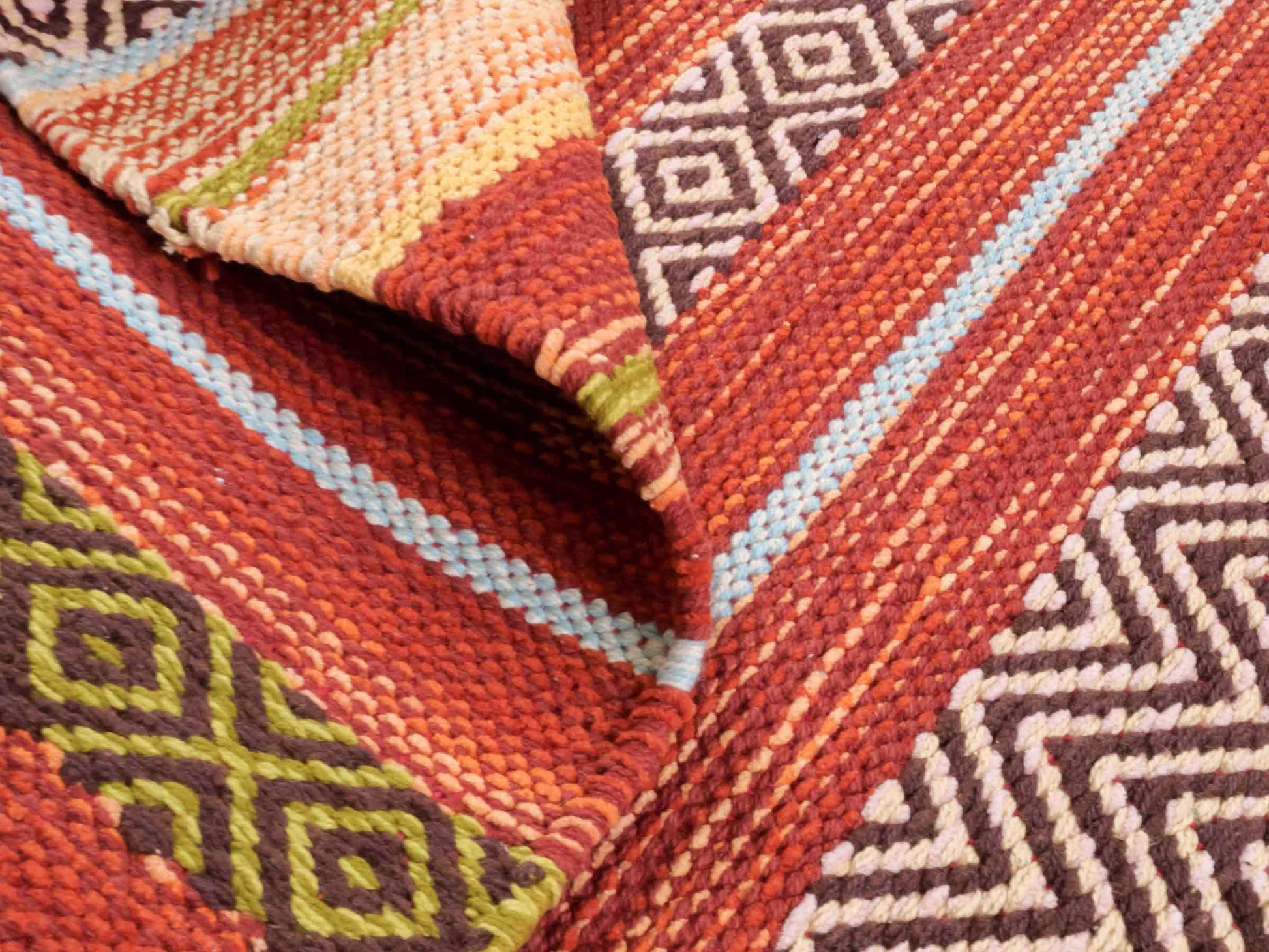 Handgewebter, moderner Indo Kelim Orientteppich von Khademi aus Baumwolle, rot, mehrfarbig. Geometrisches Design. Von Hand gewebt in Indien. Größe: 130x70cm. Teppichnummer: KB4-1646. Verkauf durch Jupiter Intl.