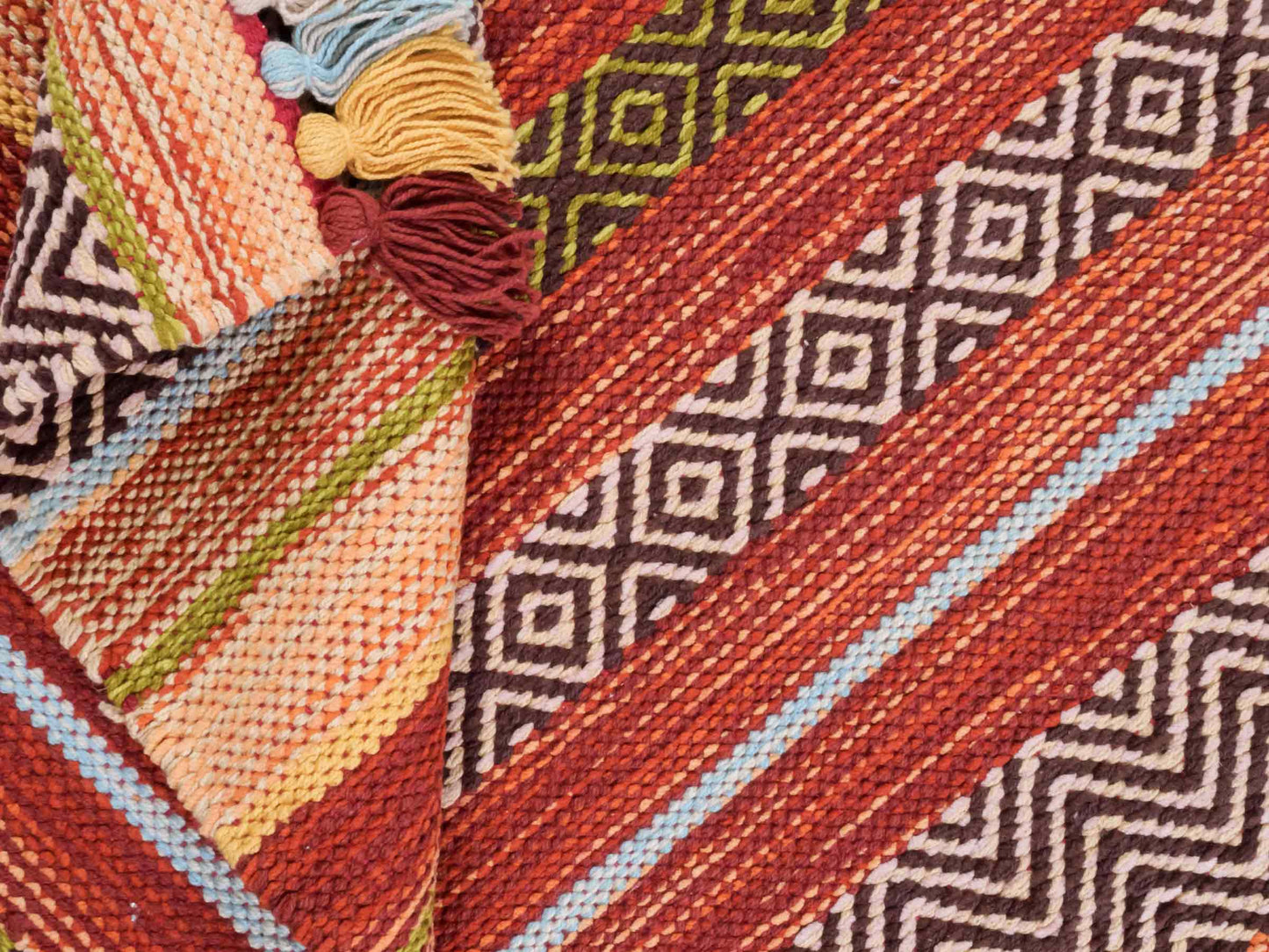 Handgewebter, moderner Indo Kelim Orientteppich von Khademi aus Baumwolle, rot, mehrfarbig. Geometrisches Design. Von Hand gewebt in Indien. Größe: 130x70cm. Teppichnummer: KB4-1646. Verkauf durch Jupiter Intl.