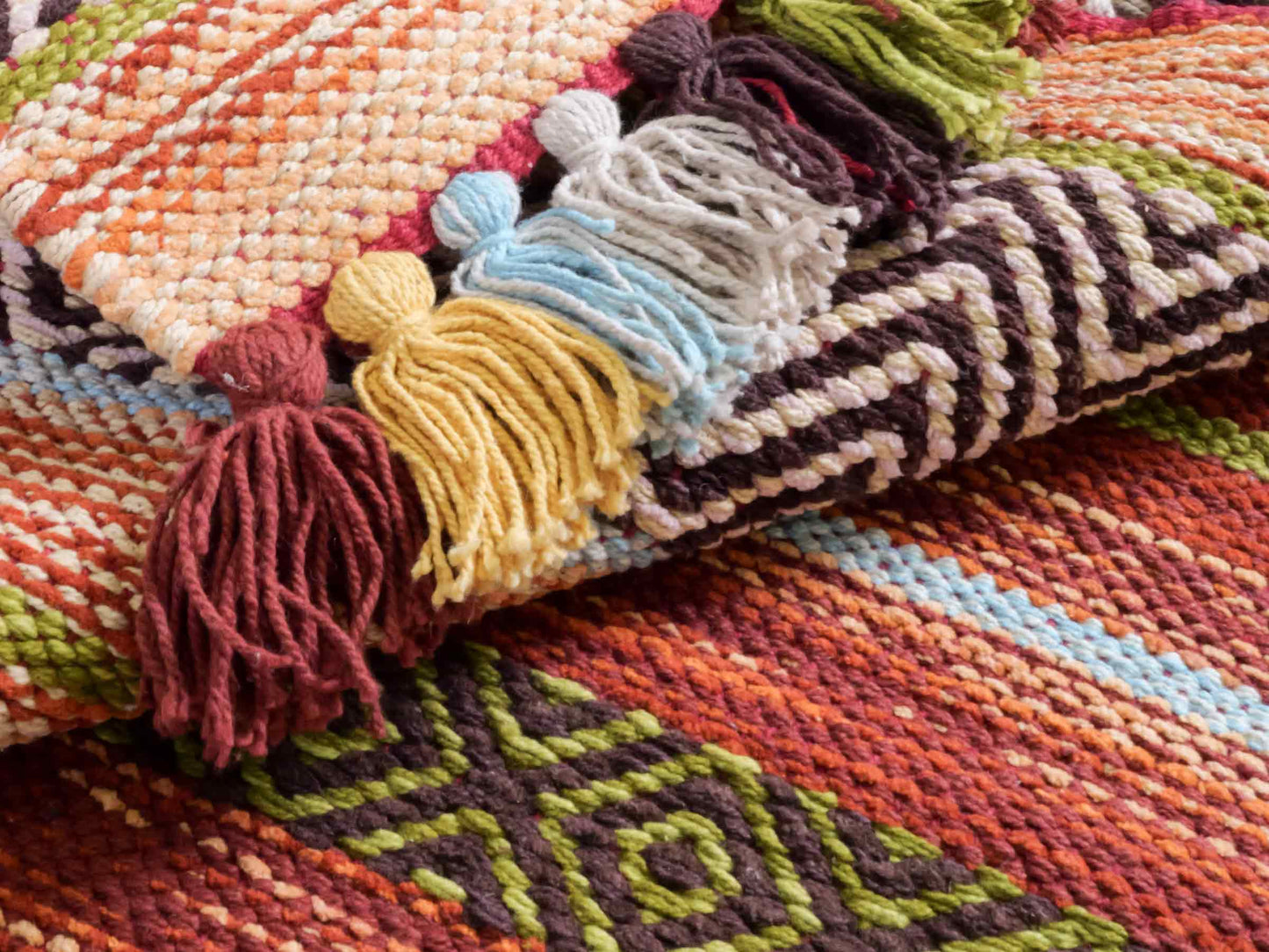 Handgewebter, moderner Indo Kelim Orientteppich von Khademi aus Baumwolle, rot, mehrfarbig. Geometrisches Design. Von Hand gewebt in Indien. Größe: 130x70cm. Teppichnummer: KB4-1646. Verkauf durch Jupiter Intl.